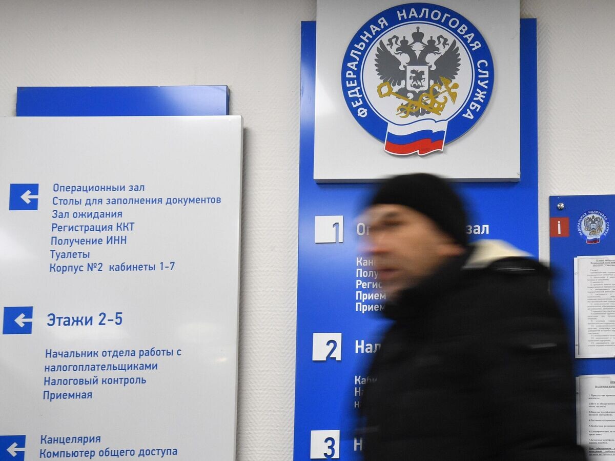    Мужчина в межрайонной инспекции Федеральной налоговой службы в Новосибирске | © РИА Новости / Александр Кряжев