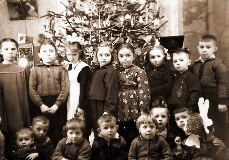 Фото автора. На фото я стою последним справа.
Это скриншот с моего фото из семейного архива.