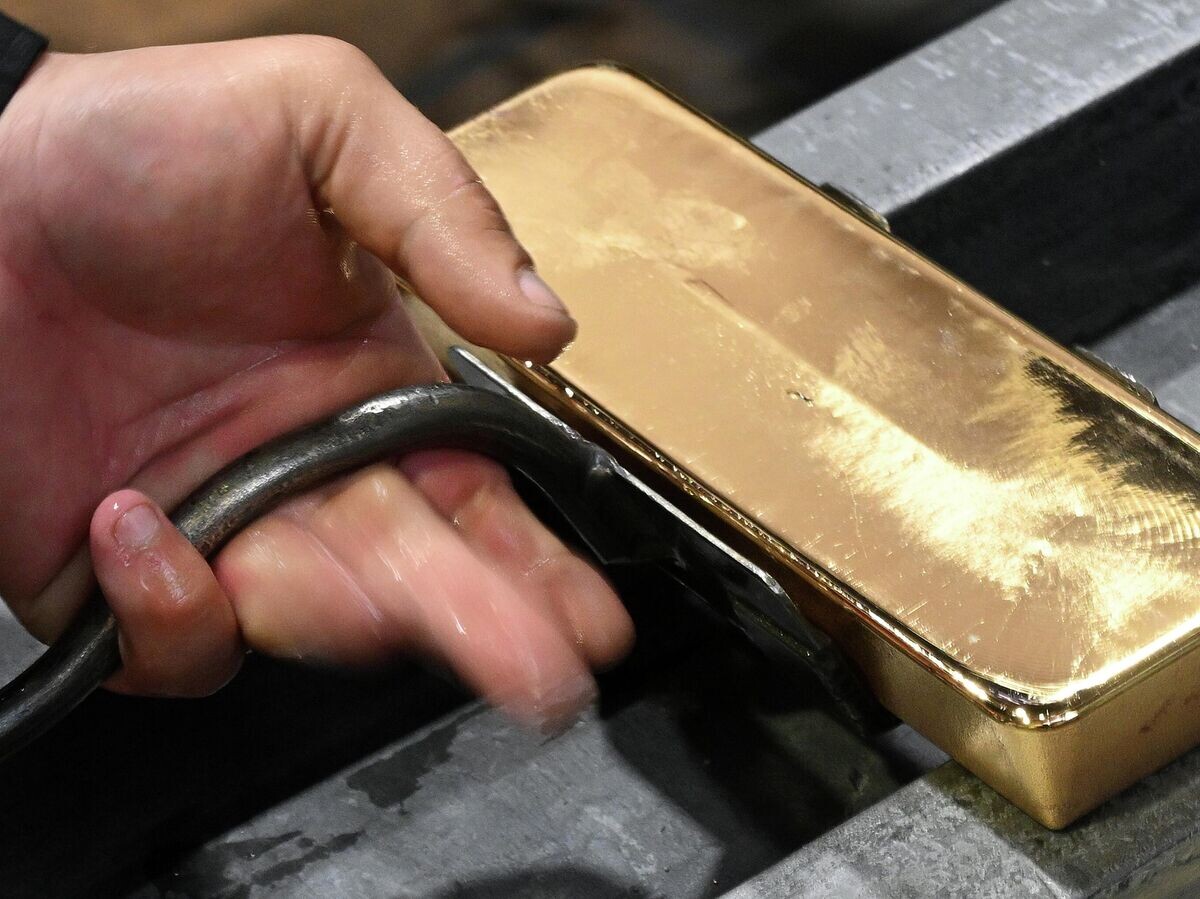    Производство золотых слитков© РИА Новости . Илья Наймушин