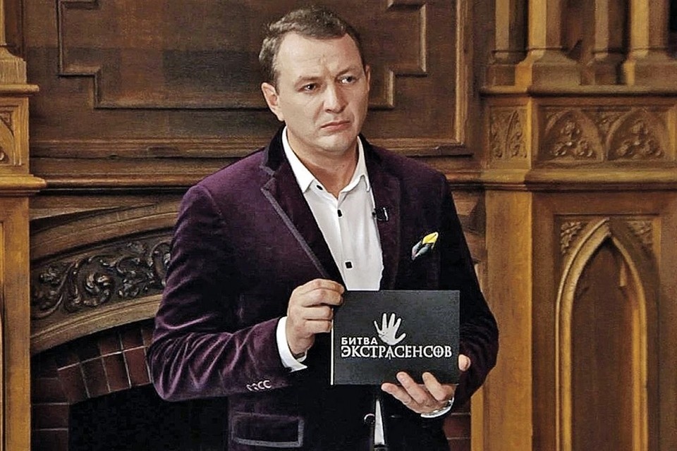    Новосибирский ведьмак Семен Лесков обвинил оппонента в шарлатанстве на шоу «Битва экстрасенсов». Фото: ТНТ