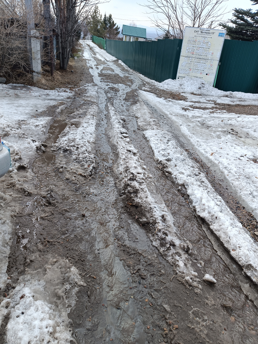 По всей дороге ледяная колея, промытая ручьями / –>