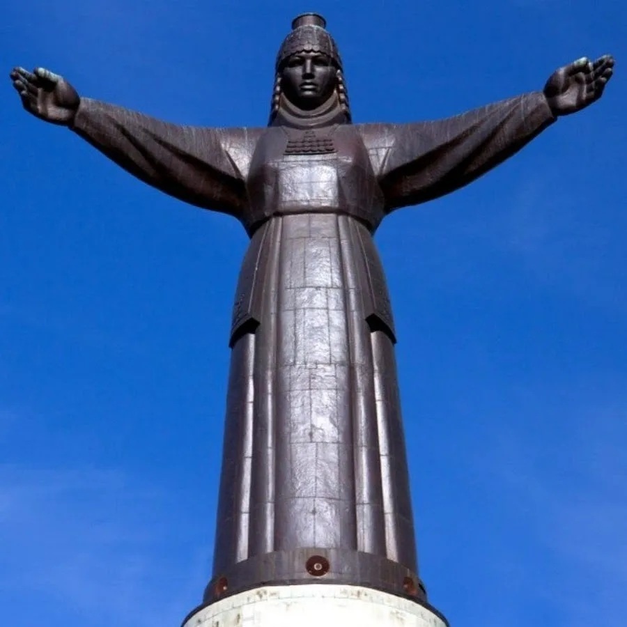 Монумент Матери-Покровительнице. Чебоксары, Историческая набережная, стр. 14.