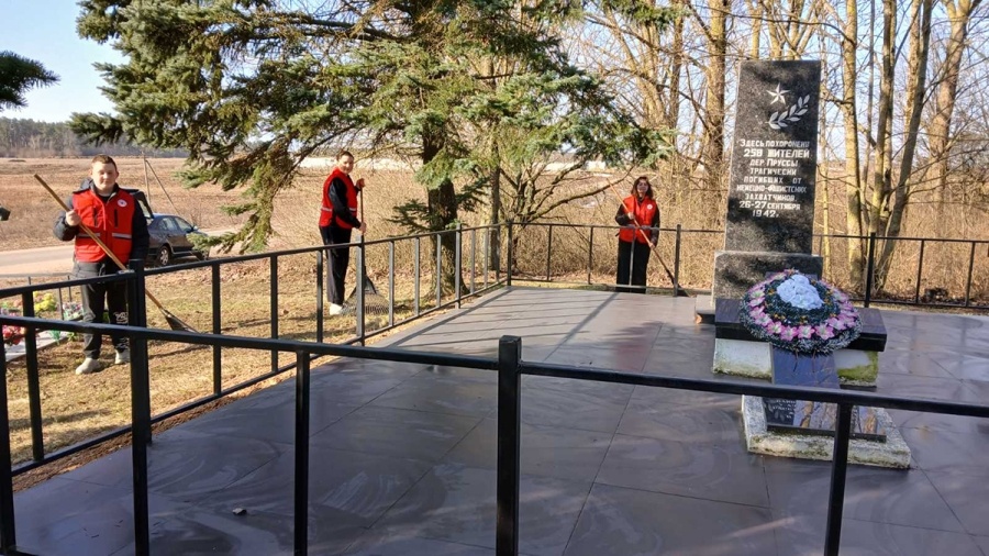     Ученики и учителя Тимковичской СШ привели в порядок памятник пограничникам и солдатам Красной Армии