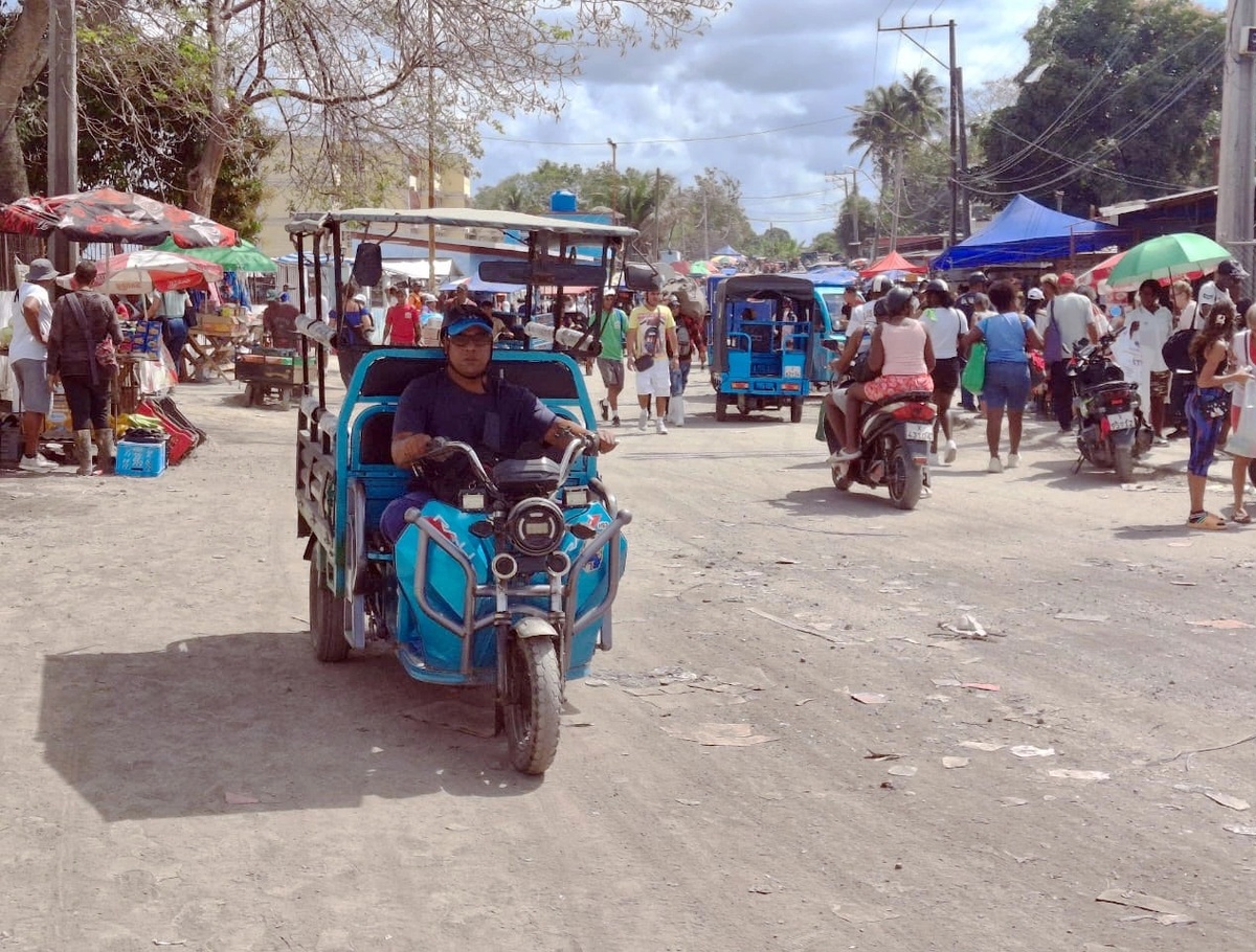 Обычный день на Ла-Куэвите, нелегальном рынке в Гаване. Здесь, вдали от туристических мест, кубинцы продают все, что угодно. | Марлон Фреснеда Суарес