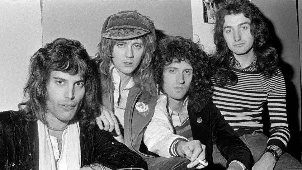 Queen в 1974 году: (слева направо) Фредди Меркьюри, Роджер Тейлор, Брайан Мэй, Джон Дикон (Фото: Йорген Энджел/Redferns)