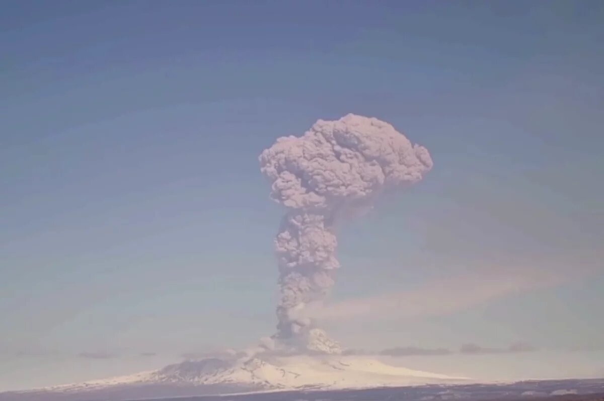    Вулкан Шивелуч на Камчатке выбросил пепел на высоту 11 км