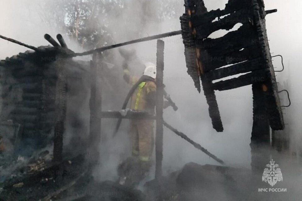    Пламя охватило площадь в 200 квадратных метров. Фото: ГУ МЧС по Свердловской области