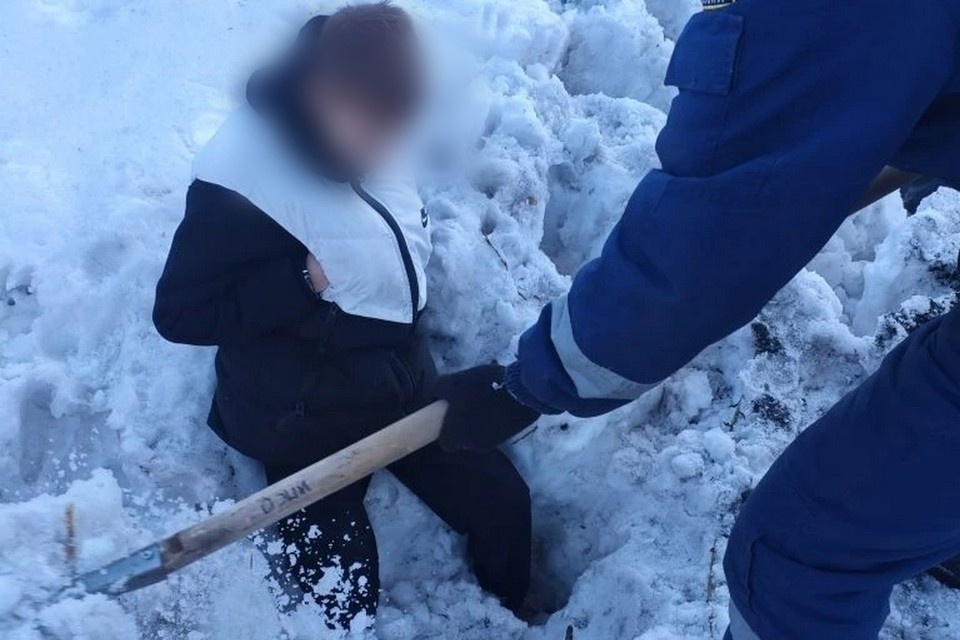    В Искитиме спасли школьника, который застрял в сугробе. Фото: Аварийно-спасательная служба Новосибирской области