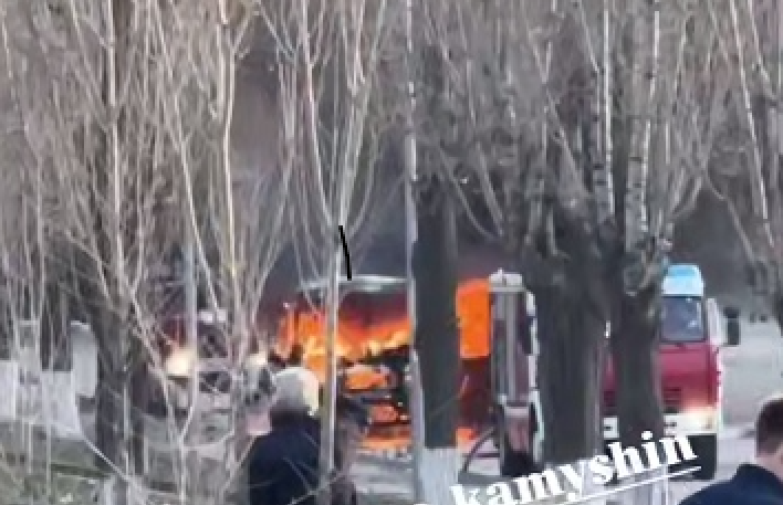    Горит автобус ПАЗ в Камышине (скриншот видео "Подслушано. Камышин")