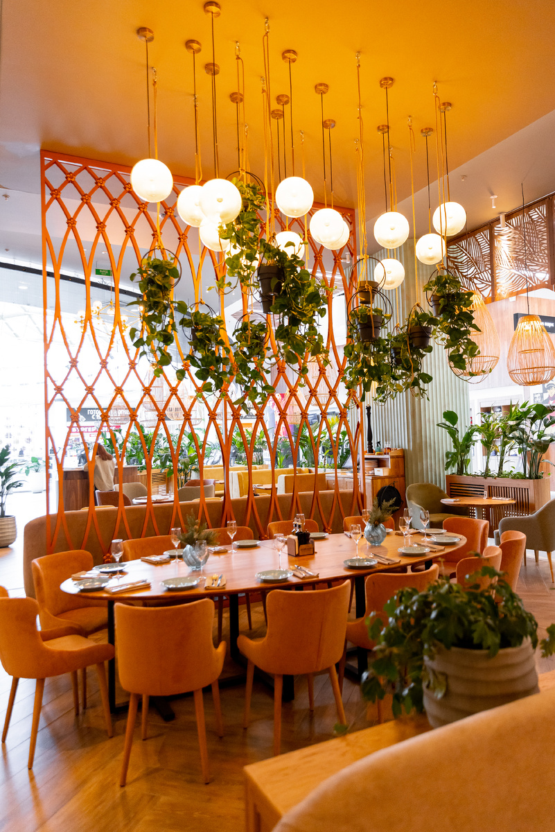 Кажется, что время здесь течет иначе. Уютный полумрак, высокие потолки, живая зелень — и никакой суеты за этими стенами.