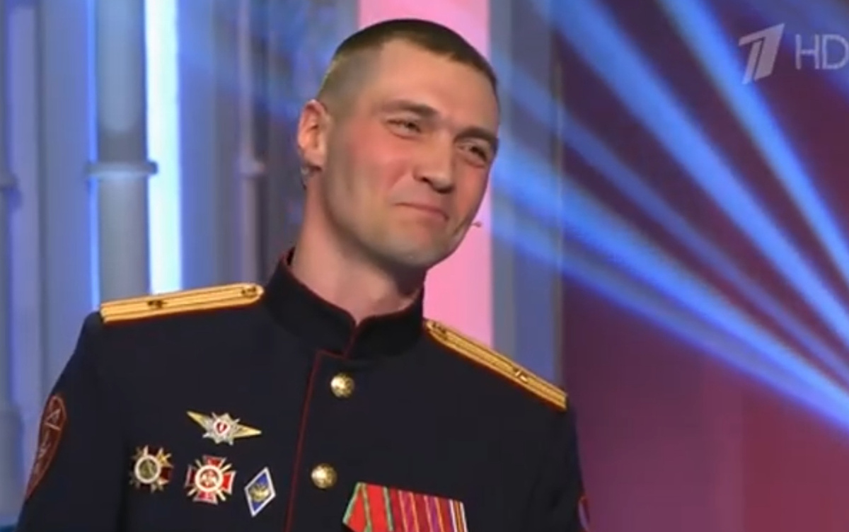    Кинолог из Ижевска подарил Якубовичу автомат Калашникова и щенка