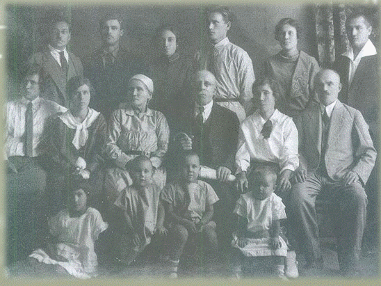 Мозаффар Мөштәриев гаиләсе белән, Казан, август, 1925 ел