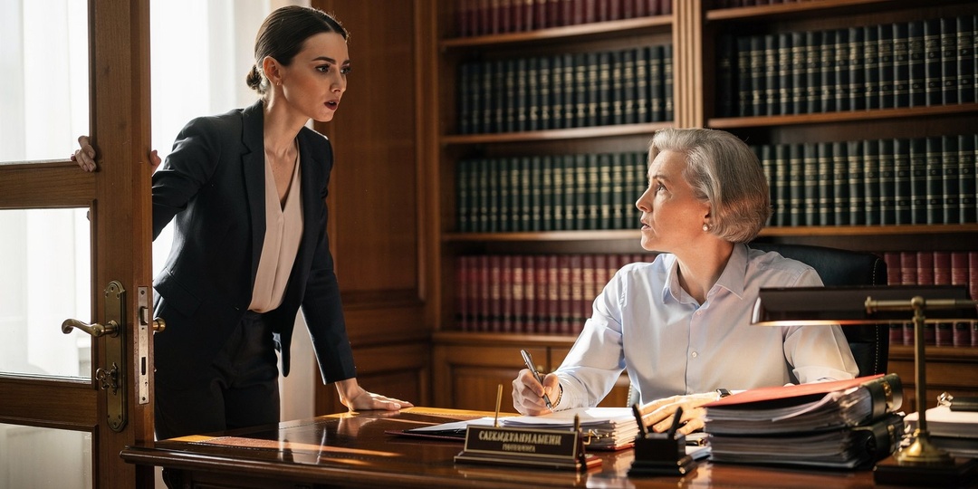 — Подпиши, пока жена на работе, — шепнула свекровь сыну, не зная, что невестка стоит за дверью