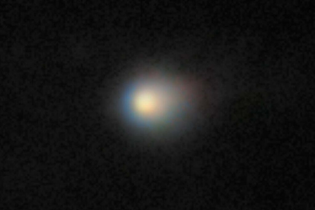 Составное изображение кометы 3I/ATLAS. Объединены данные видимого и ближнего инфракрасного диапазонов с телескопа Джемини Север (англ. Gemini North) / © International Gemini Observatory/NOIRLab/NSF/AURA/K. Meech (IfA/U. Hawaii)