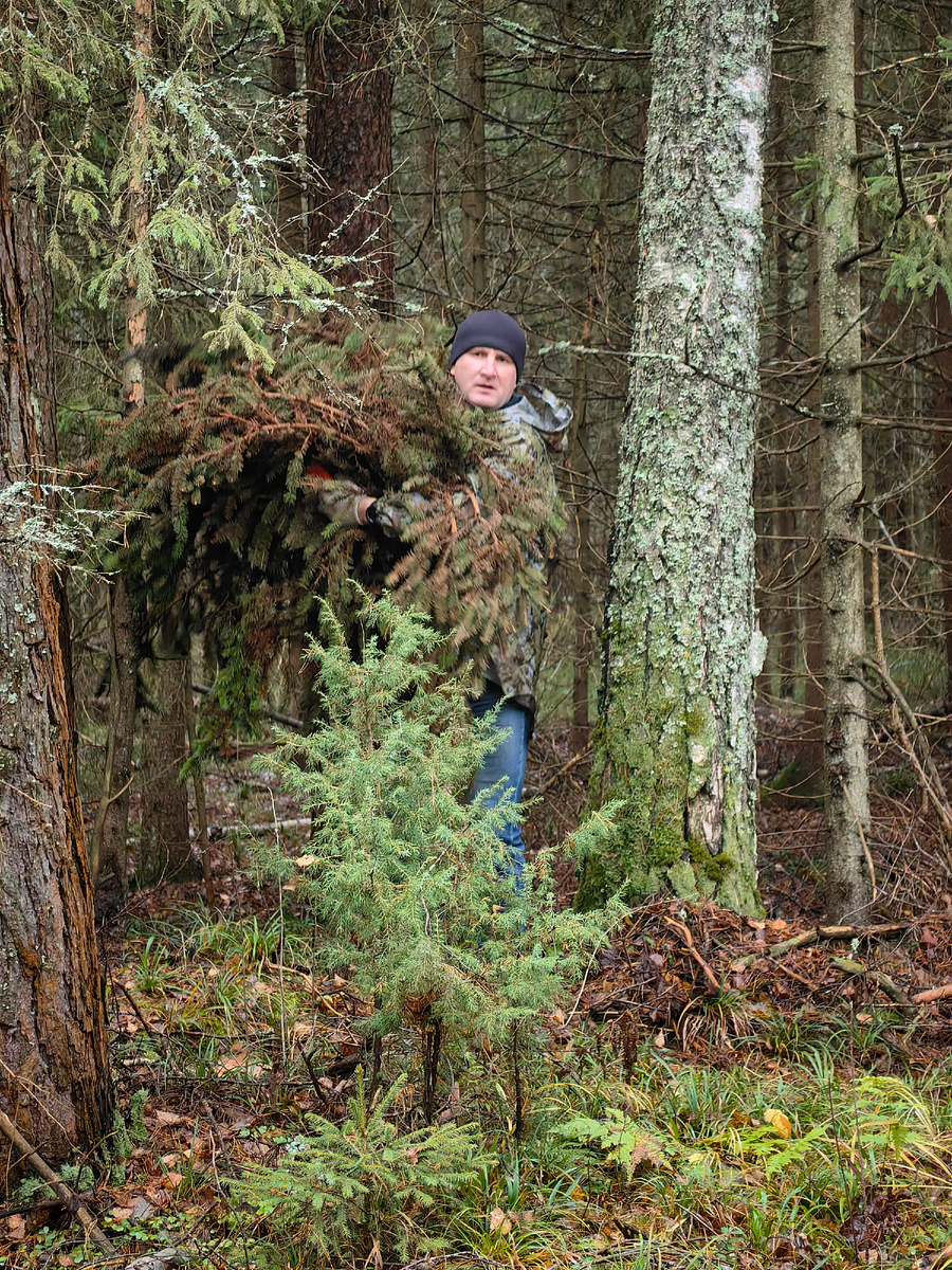 Вова несёт "добычу" 