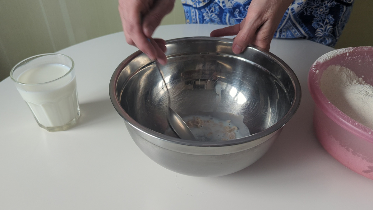 Соединяем дрожжи с сахаром и 2 ст.л. молока, хорошо перемешиваем, чтобы дрожжи растворились. Потом добавляем все молоко, перемешиваем.