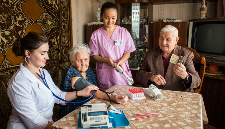 Какие скрытые выплаты и бесплатные услуги подготовили регионы в 2026 году для тех кому 65 и старше