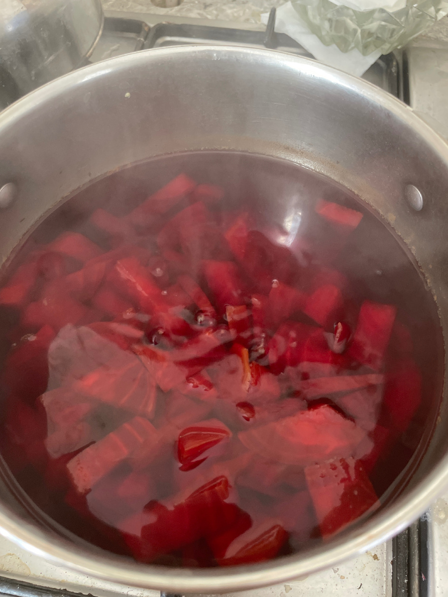 Кипит отвар в кастрюльке.