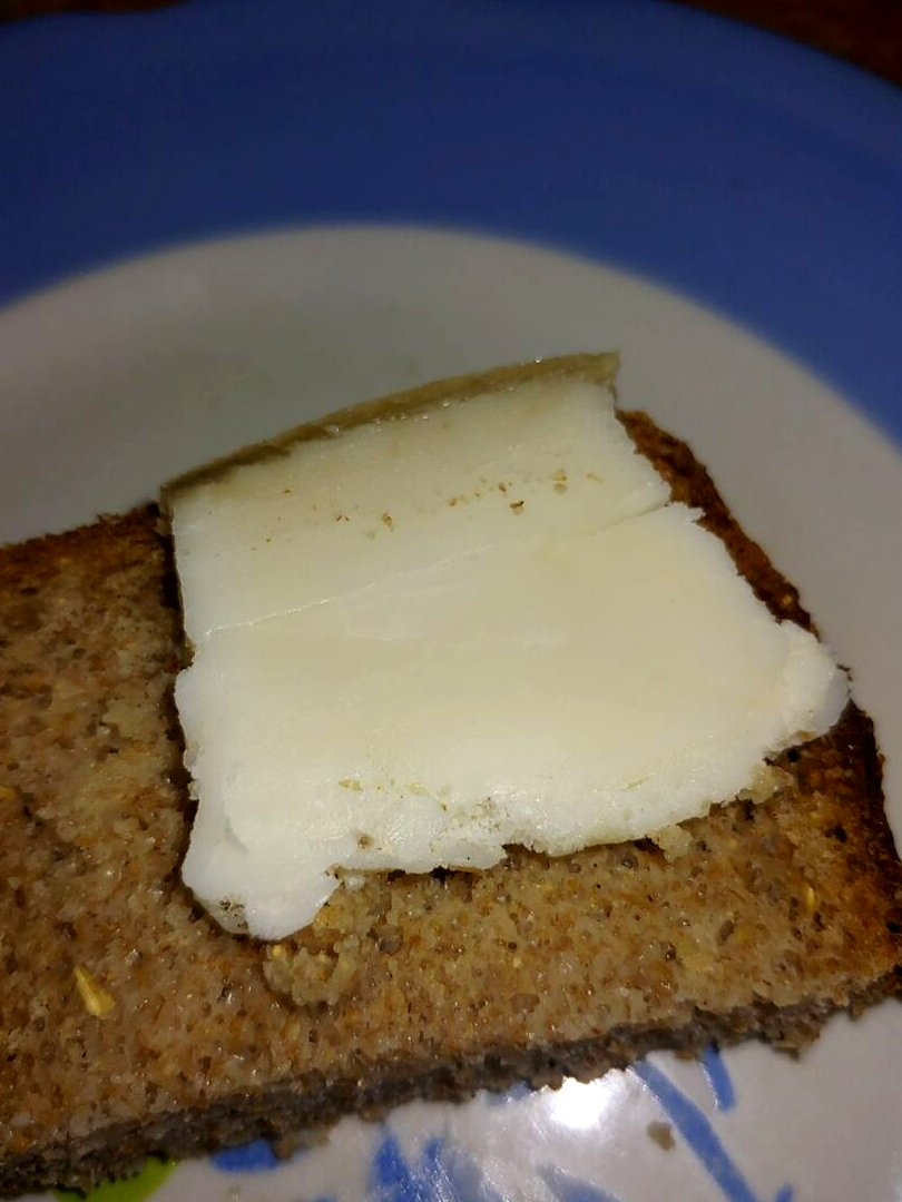 Это кажется кому-то банальным и не очень вкусным, но поверьте, перекус кусочком хлеба с отрубями и небольшим ломтиком качественного сала - лучший способ убрать застой желчи. С перцем и чесноком эффект усиливается.