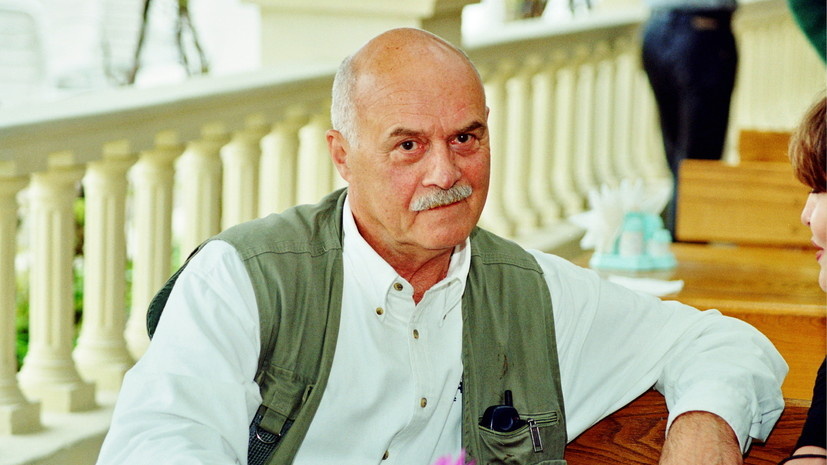     Станислав Говорухин родился 29 марта 1936 года в городе Березники Свердловской области (ныне Пермский край). Его воспитывала мать, портниха Прасковья Афанасьевна Глазкова. Отец — донской казак Сергей Говорухин — был репрессирован и погиб, предположительно, в 1938 году globallookpress.com Anatoly Lomokhov