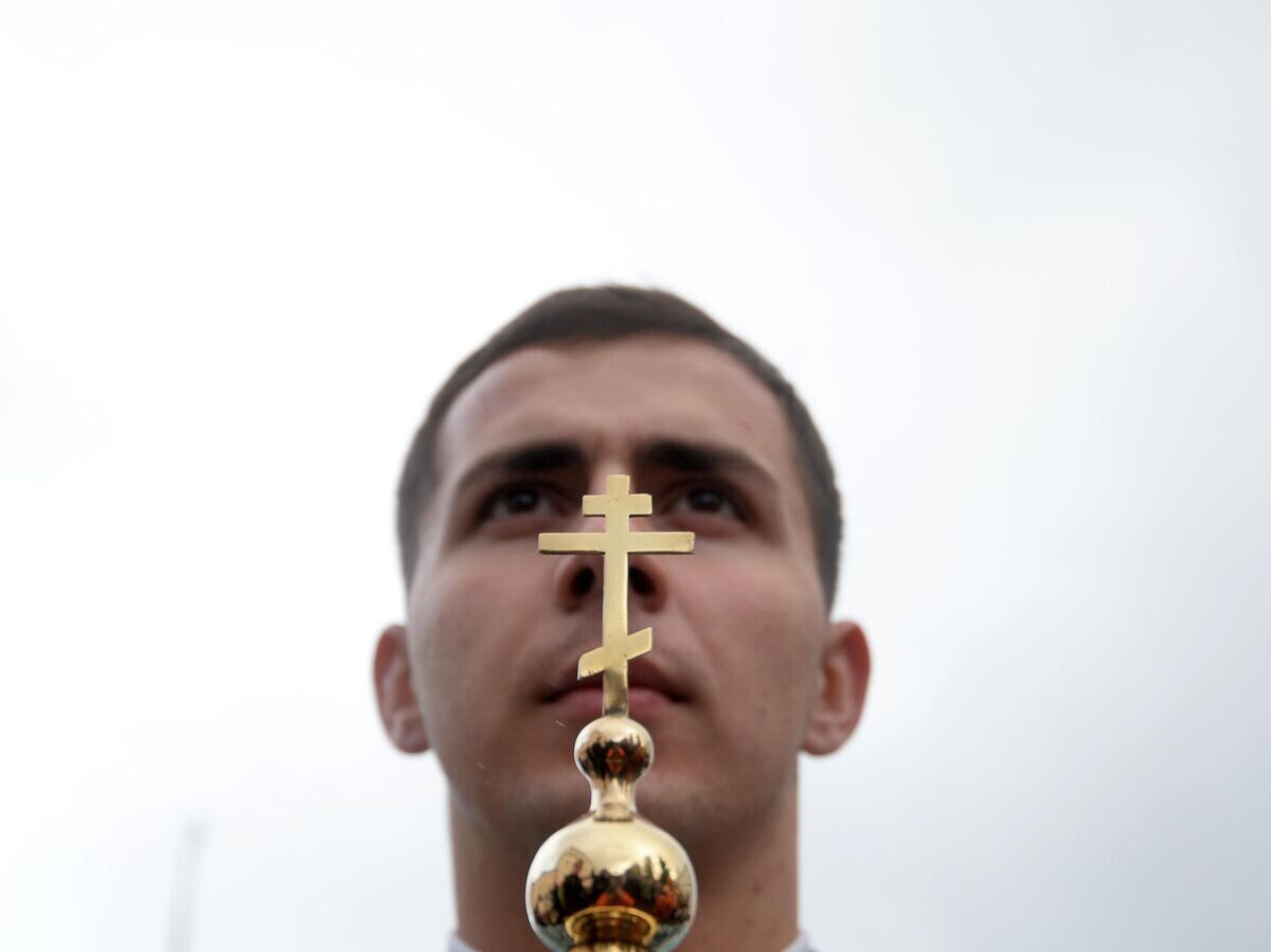    Участник крестного хода в честь праздника Казанской иконы Божьей Матери | © РИА Новости / Максим Богодвид