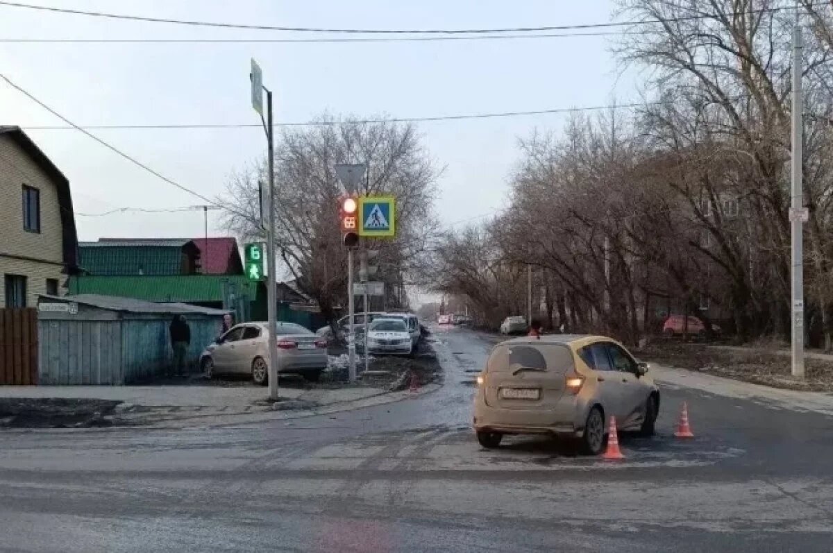    В Омской области машина сбила двух 14-летних девочек на тротуаре