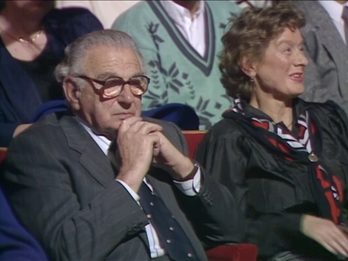    Николас Уинтон в зале | © YouTube/BBC News