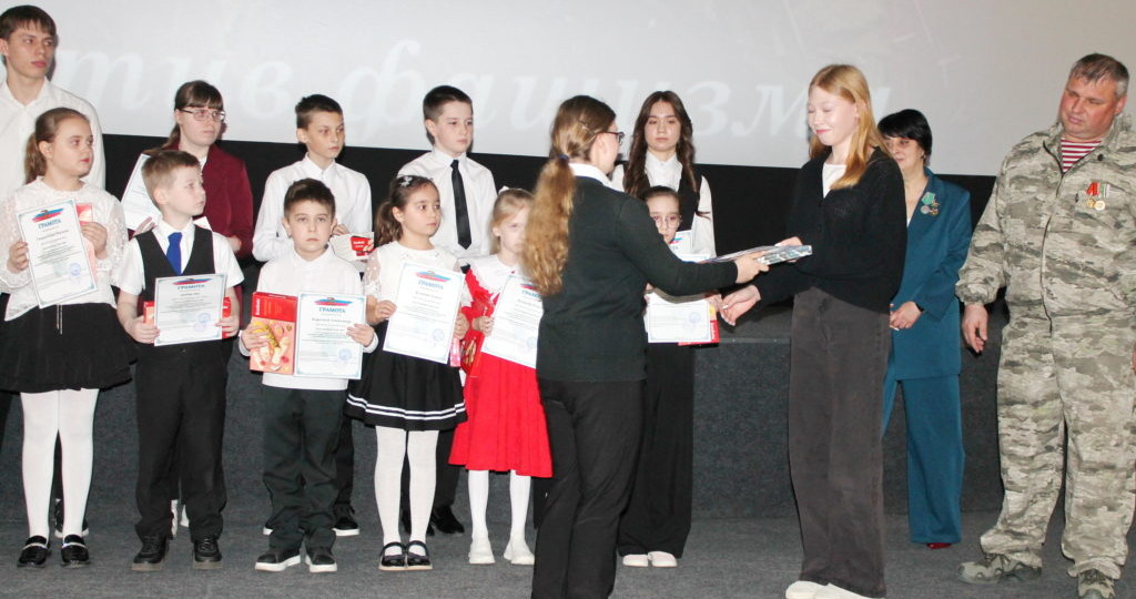 Дети говорят бойцам «спасибо»