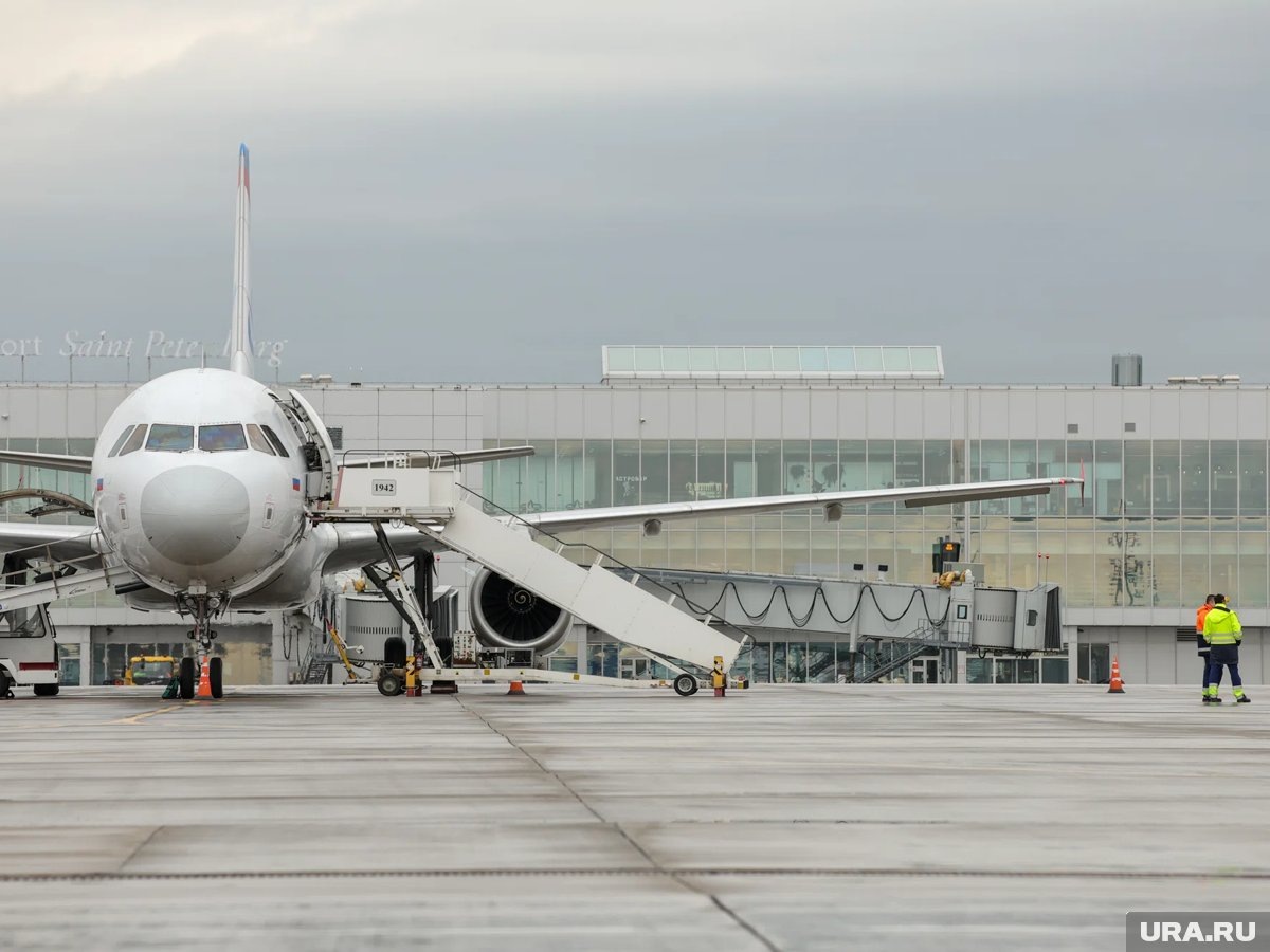     Аэропорт Пулково приостановил работу из-за атак беспилотников