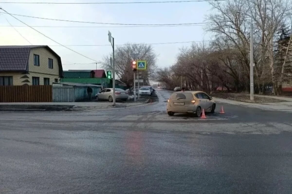    В Омске женщина с коляской едва не угодила под машину на тротуаре