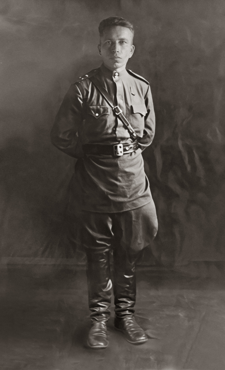 Пётр Лебёдкин, 25 лет. Танкист.