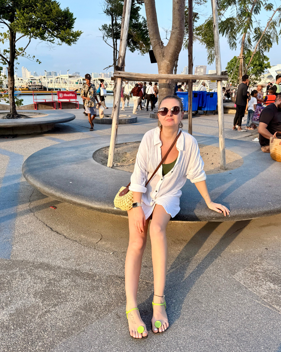 Вот я уставшая жду такси после поездки на остров