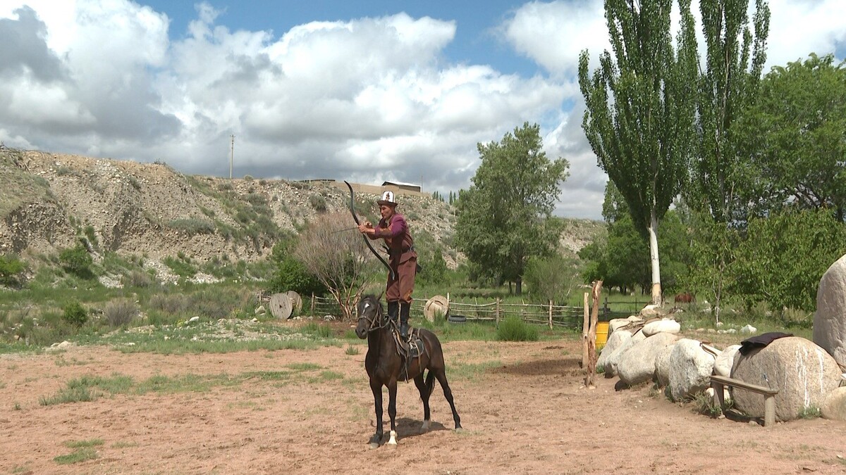    Сегодня салбуурун — не только национальное наследие, но и культурный мост, который помогает туристам из разных уголков мира почувствовать дух великих степей и понять быт тех, кто жил здесь тысячи лет назад.