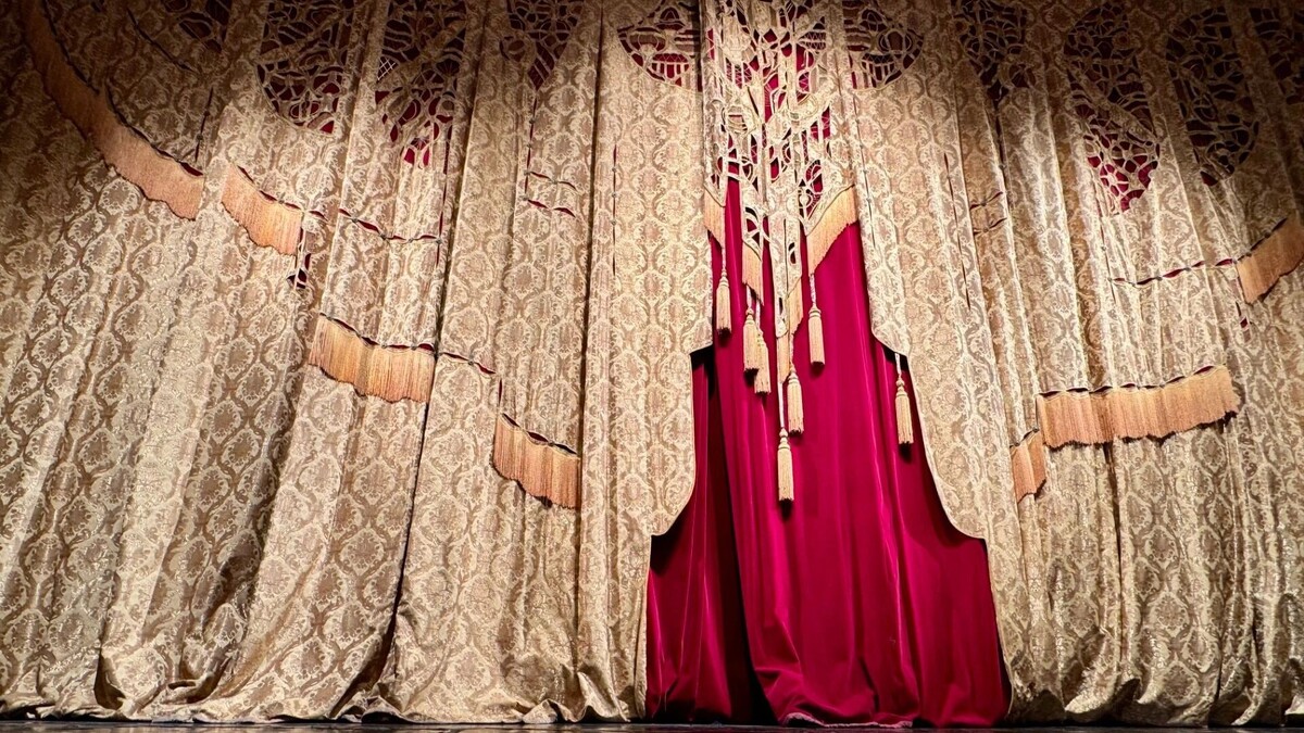    Сцена театра за минуты до открытия мероприятия   bel.ru