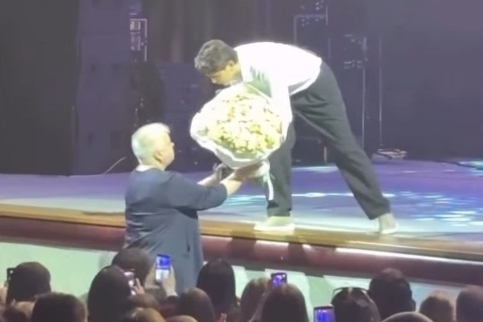    Певец подарил букет от своей команды и пожелал поклоннице здоровья. скриншот видео