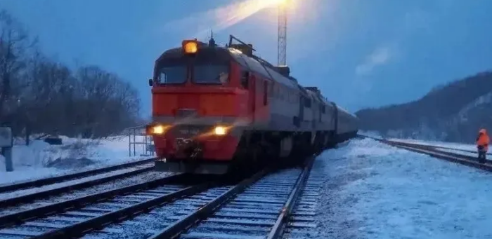 На первый взгляд локомотив стоит ровно, вот только не на рельсах, а в снегу / фото: МСЧ России по Сахалинской области