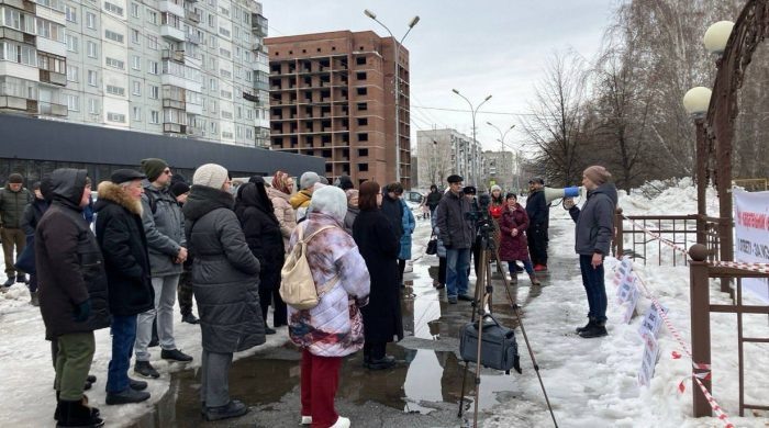В Новосибирске рядом с митингом против забоя скота устроили уборку снега
