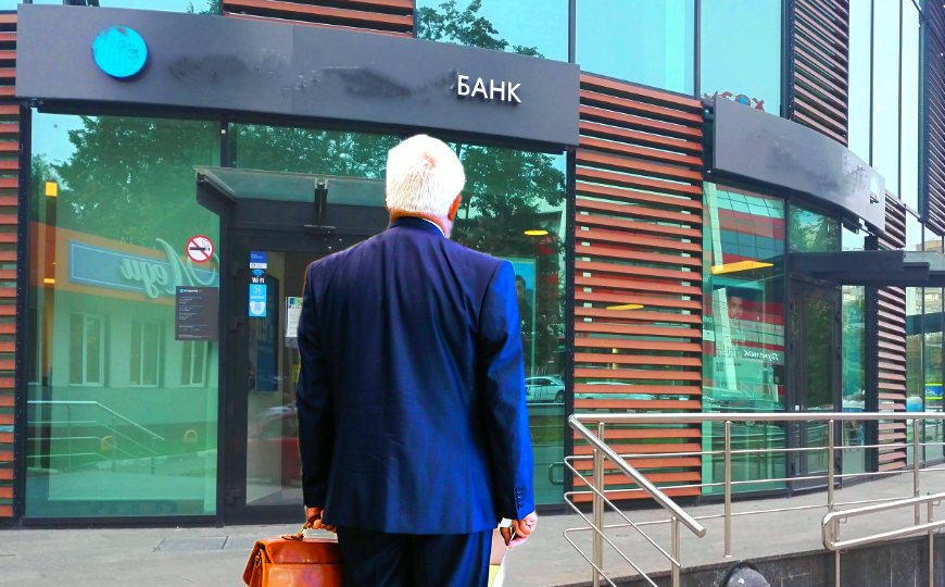 Мужчина внес в банк несколько миллионов, но деньги исчезли: в банке заявили, что вклада не существовало. Суд взыскал денег в 3 раза больше!