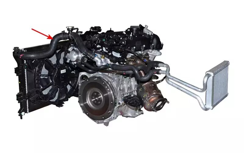 Система охлаждения Kia Ceed. Верхний шланг радиатора (показан стрелкой) на большинстве автомобилей легкодоступен.📷
