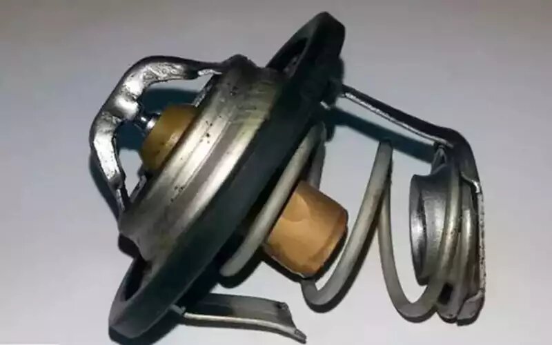 Термостат может не только заклинить, но и развалиться, как этот экземпляр на фото из нашей экспертизы.📷
