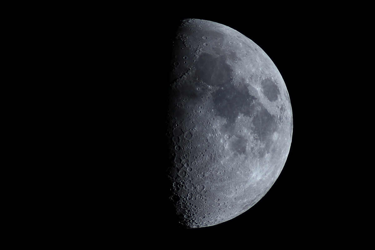 Луна вечером 26 марта 2026 года, фото автора