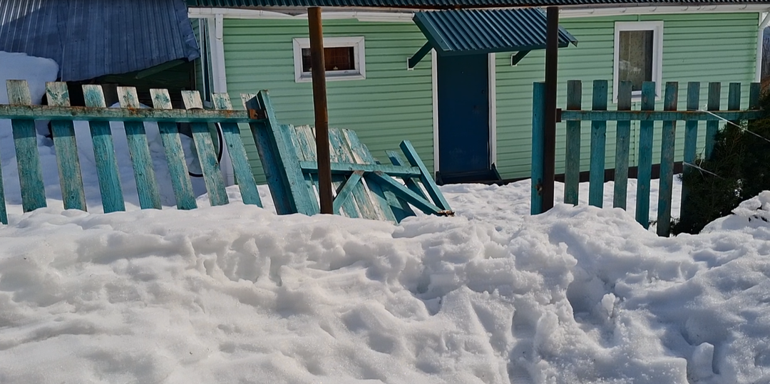 Съездили на дачу. Начинаем считать ущерб от снегопадов прошедшей зимы
