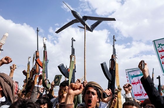 Хуситы в тапках и с автоматами. фото: яндекс.