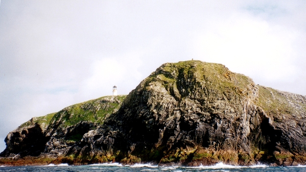 Эйлин-Мор — суровый клочок суши в Атлантике, где всё подчинено ветру, воде и отвесным скалам.