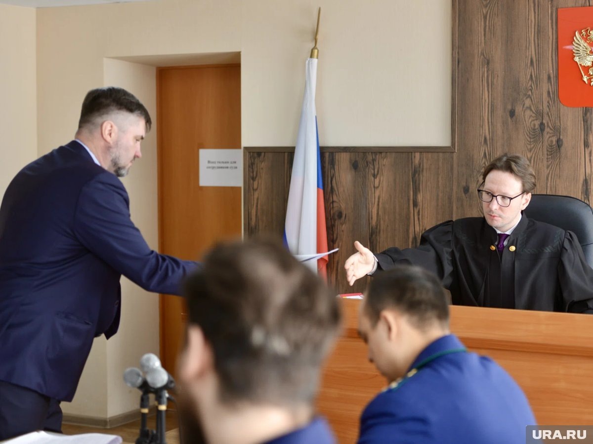    К делу приобщили данные о болезнях и наградах чиновника