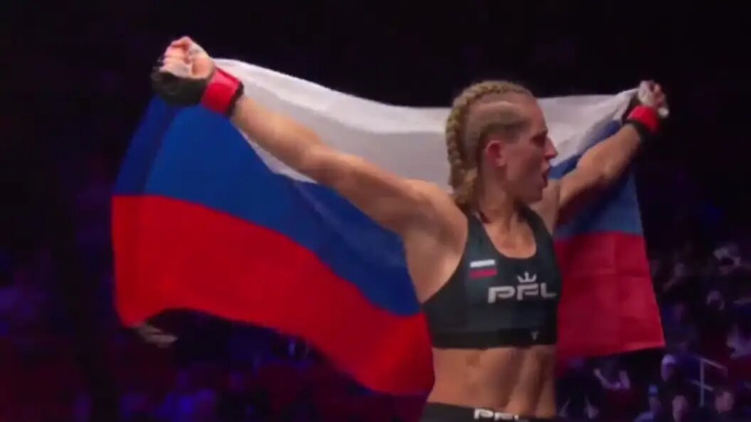    Татьяна Постарнакова показала флаг России после своей победы на турнире по ММА. Скрин из видео