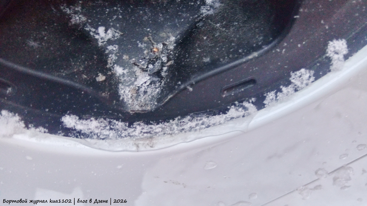 Вот так выглядит внутренняя поверхность заправочной горловины. Автор фотографии kua1102