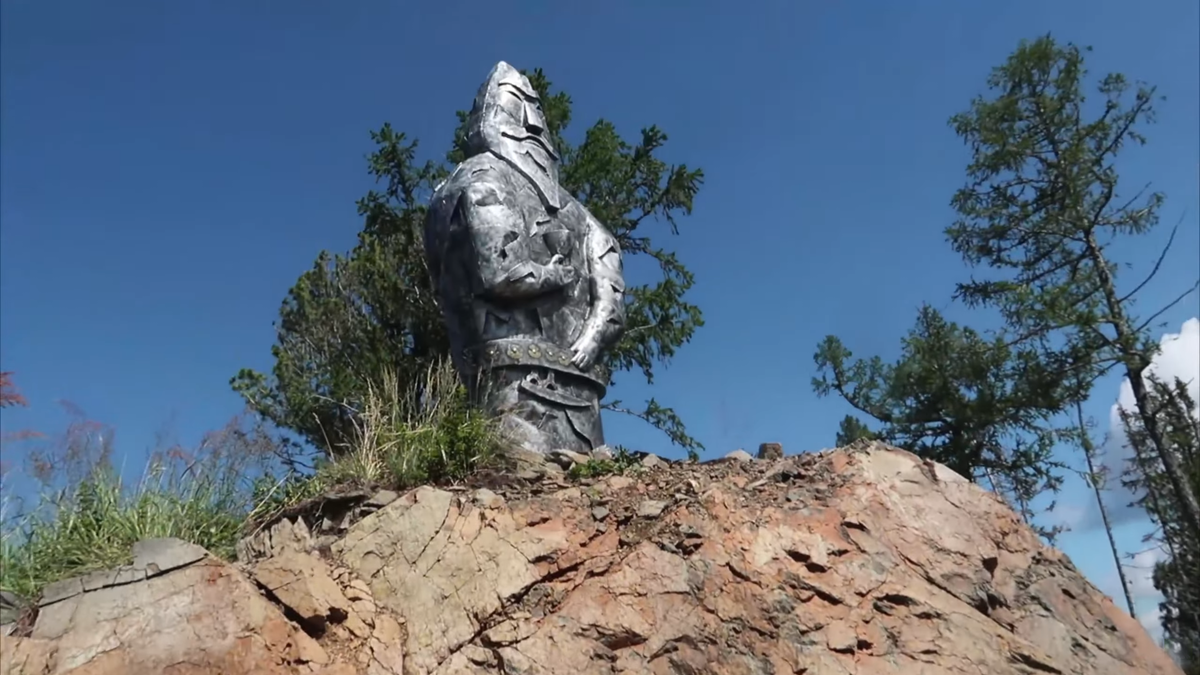 Хранитель Горного Алтая: Каменное изваяние (кезер таш) легендарному баатыру Когудей-Мергену. Арт-объект расположен на высоте 1240 метров на курорте Манжерок.