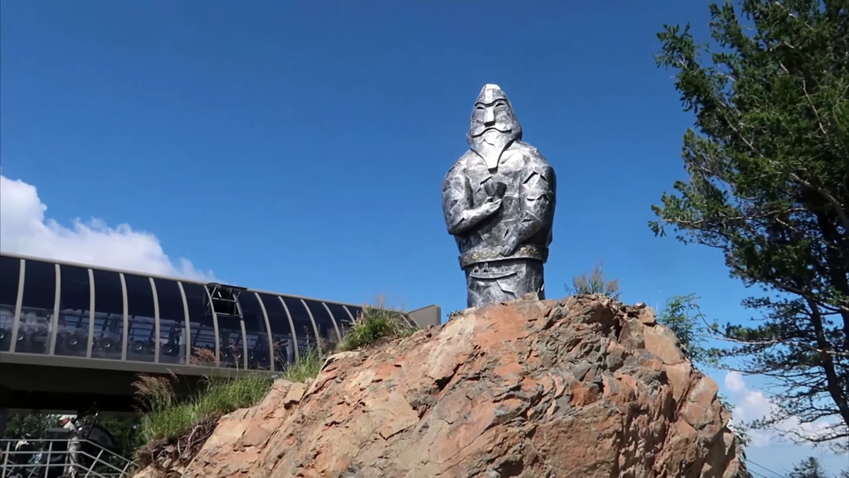 Главный герой алтайского эпоса: каменное изваяние богатырю Когудей-Мергену на высоте 1240 метров. Арт-объект установлен на курорте «Манжерок» и является центральной фигурой парка «Хранитель Большого Алтая».