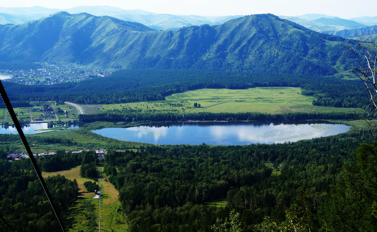 Тот самый вид, ради которого стоит подняться на вершину: Озеро Манжерокское во всей красе. С высоты отлично видна его уникальная форма и бирюзовые горы, окружающие долину.